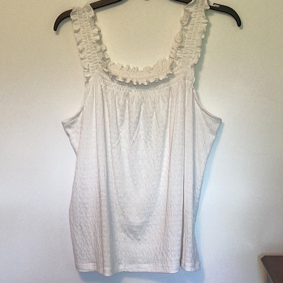 Tops - Women's White Ruffled Top